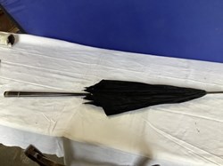 Ombrelle ancienne manche en bois L 100 cms (qq usures du tissu)