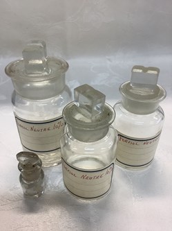 4 flacons en verre ancien de pharmacie
