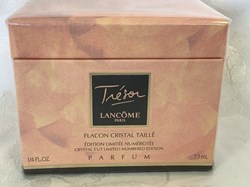 Parfum flacon cristal taillé édition limitée et numérotée « Trésor » de Lancôme. Dans son coffret, emballé sous blister, 7,5mL. État neuf