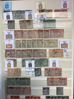 Timbres en vracs tous pays principalement oblitérés, des milliers de timbres et une boîte de cartes postales modernes