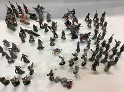 Lot de petits soldats anciens, divers, environ 75 pièces, en l’état