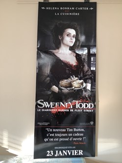 Une affiche de cinéma cartonnée « Sweeney Todd » 61 x 157 cm