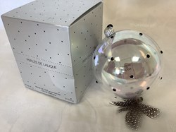 « Perles de Lalique », Eau de parfum dans une « Christmas Bauble ». 4,5 ml. Dans sa boîte. La bulle est intacte. Les plumes sont en bon état. Le flacon est plein. La boîte est légèrement déformée.