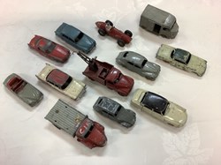 Lot de petites voitures Dinky toys, en l’état.