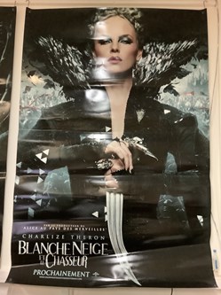 Une affiche de cinéma « Blanche neige et le chasseur » 153 x 220 cm