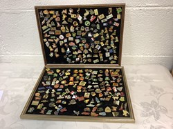 Lot de 2 tableaux de pin’s