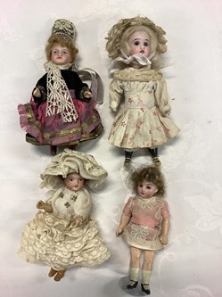 4 poupées miniatures en porcelaine anciennes H 13 cms
