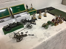Lot de miniatures de l’armée de Napoleon, train de 4 chevaux en plomb peints, le fourgon de la cantinière, le fourgon de service de l’empereur et divers