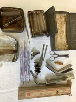 Petit lot d’ancien matériel médical dont « crins de Florence ».
