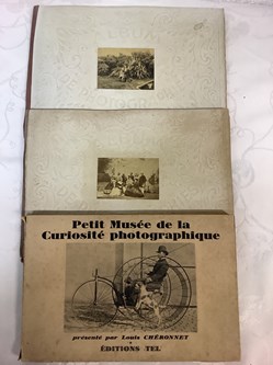 2 albums de photographies « Dans l’intimité de personnages illustres » et 1 livre « Petit Musée de la Curiosité Photographique » présenté par Louis CHÉRONNET