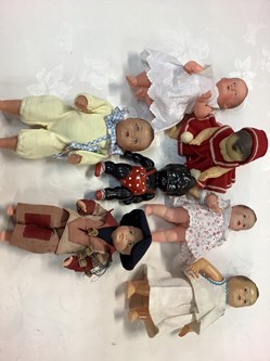 Lot de 7 poupées anciennes, poupon Colin, robe Corolle et divers