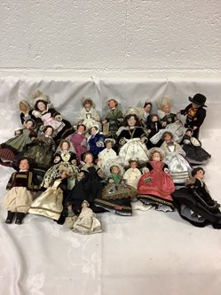 Lot de poupées en costumes régionaux