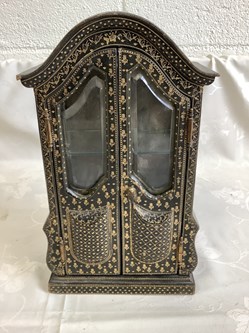 Petite armoire de poupée travaillée vitres verres biseautés accident à l arrière