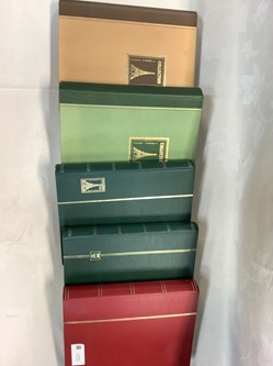 5 albums à bandes vides, 3 noirs et 2 blancs, en état d’usage
