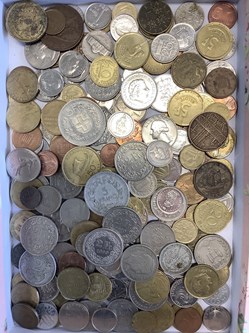 Petit lot de pièces diverses dont 15 francs Suisse etc