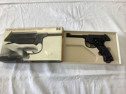 Un pistolet à air comprimé Plainsman 175, dans sa boîte