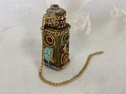 « CARVEN » Atomiseur de parfum ancien avec pierres. Flacon vide quelques traces, la chaîne du bouchon est légèrement décollée.