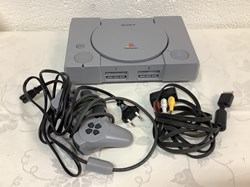 PlayStation complète dans sa boîte d’origine avec 1 manette, les câbles et la notice