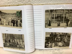 Album de cartes postales de Vichy, début XXeme, dont intérieur du Palais des Sources et extérieurs animés. 71 cartes.