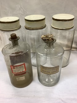 5 grands pots à pharmacie, de 24 a 27 cm de H.