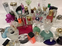 Lot de flacons de parfum divers,  vides