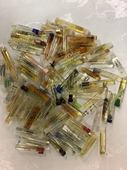 Lot d’échantillons de parfums et eaux de toilette