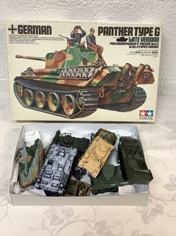 Lot comprenant une maquette de char Panther type G de marque Tamiya échelle 1/35  et un lot de petite véhicules militaires et soldats