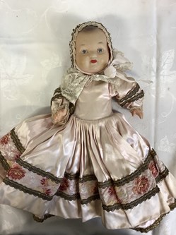 Poupée ancienne costumée