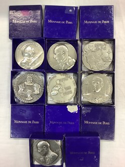 Lot de 7 médailles de table, Monnaie de Paris, collection 1ère et 2nde Guerre Mondiale, dont 3 avec leurs supports