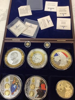 Coffret de 8 médailles sous capsules avec certificats