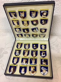Collection de broches à l’effigie des rois de France, édition Atlas, en coffret, 32 pièces, état neuf.