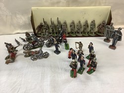 Lot de petits soldats étain, et 8 personnages en plastiques,