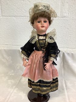 Poupée ancienne en porcelaine en costume régional