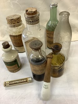 Lot de 5 flacons à pharmacie ancien, biberon en verre, bouteille eau minérale Carabana, pilon et tube de Coryphedrine
