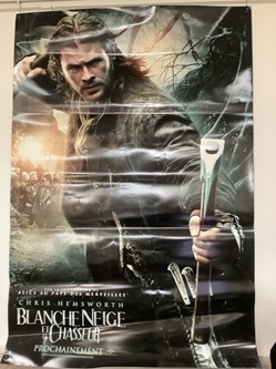 Une affiche de cinéma « Blanche neige et le chasseur » 153 x 220 cm