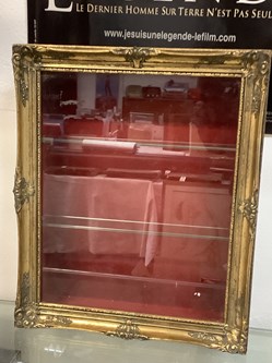 Vitrine pour miniatures dans un cadre doré avec 2 étagères en verre