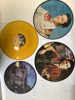 4 vinyles Elvis Presley dont 2 pictures Disc 33T, 1 Picture Disc 25 cm et un 33T couleur jaune doré. État NM, vinyle jaune, VG