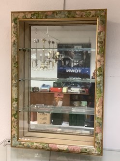 Vitrine pour miniatures, fond en miroir et 3 étagères en verre