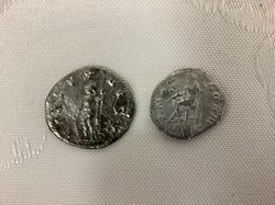 Lot de 2 pièces romaines en argent et 10 Louis XIII en état d’épave
