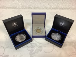 3 pièces en coffret et capsule monnaie de Paris