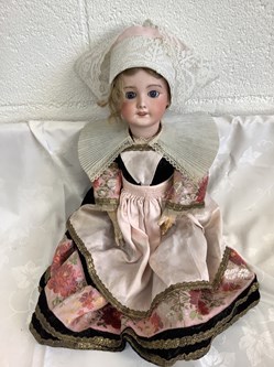 Poupée porcelaine costumée sfbj paris