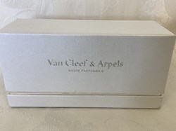 Coffret Miniatures « Van Cleef & Arpels » Haute Parfumerie, 3 parfums « Féerie eau de parfum » 7mL, « First eau de toilette » 5mL et Oriens eau de parfum 7mL. Dans leur boîte. A l’état neuf, quelques traces sur la boîte et Coffret ouvert sans blister. Les