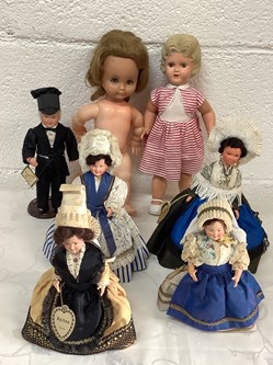 Lot de poupées dont Bella et 2 ancien berceaux en bois