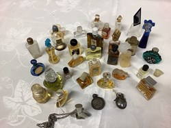 Lot de miniatures de parfums dont deux mini flacon en argent et Bizzare.