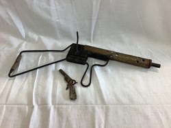 Deux jouets anciens mitraillette et pistolet