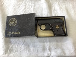 Un pistolet d’alarme Rohm RG3, dans sa boîte