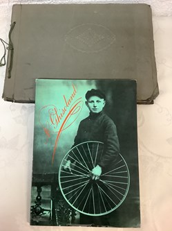 1 album de photographies anciennes et un livre des photographies de Norbert GHISOLAND préface de Patrick Raynaud