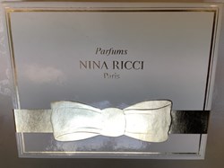 Coffret parfums « NINA RICCI », Eau de parfum, « L’air du temps » 2,5 mL, « farouche » 2,5mL « capricci » 2,5mL. Parfum de toilette « Fleur de Fleurs » 6 mL. Boîte ouverte, en bon état quelques petites traces. Flacons à l’état neuf.
