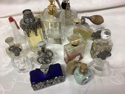 Lot de flacons de parfum dont flacon en verre bleu.