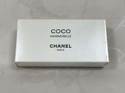 Miniature « coco mademoiselle » Chanel, flacon de parfum 1,5ml, dans son boîtier musicale à l’état neuf. Boîte en bon état sans blister.